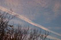 Scie di condensazione e cirri al tramonto