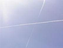 Scie di condensazione persistenti che si incrociano