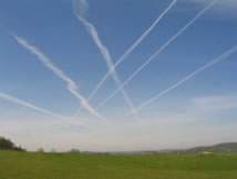 Scie di condensazione persistenti che s'incrociano
