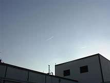 Due contrails di breve durata